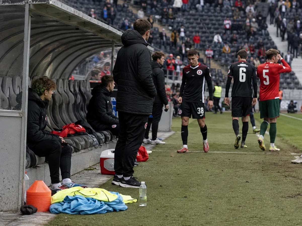 Augsburg murskasi Frankfurtin ja nousi Bundesliigan kärkeen